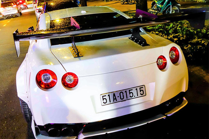 Mẫu siêu xe đường phố Nissan GT-R được trang bị khối động cơ V6, dung tích 3,8 lít, tăng áp kép, sản sinh công suất tối đa 480 mã lực tại vòng tua máy 6.400 vòng/phút và mô-men xoắn cực đại 588 Nm tại dải vòng tua máy 3.200 đến 5.200 vòng/phút.