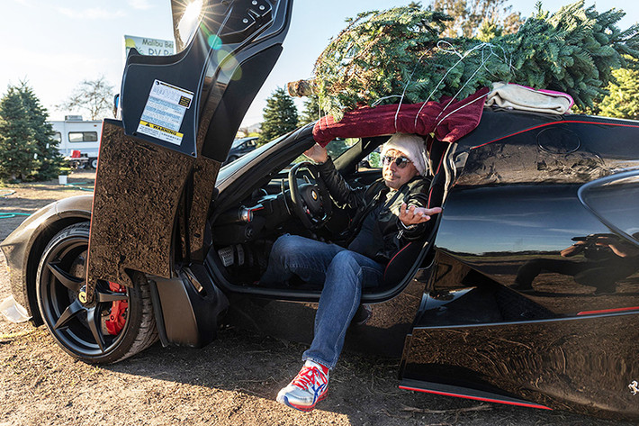 Ferrari LaFerrari Aperta chỉ được sản xuất với số lượng đúng 210 chiếc trên toàn thế giới. Lần đầu tiên ra mắt tại triển lãm ôtô Paris 2016, mẫu sieu xe mới này được ví như phiên bản mui trần của LaFerrari.