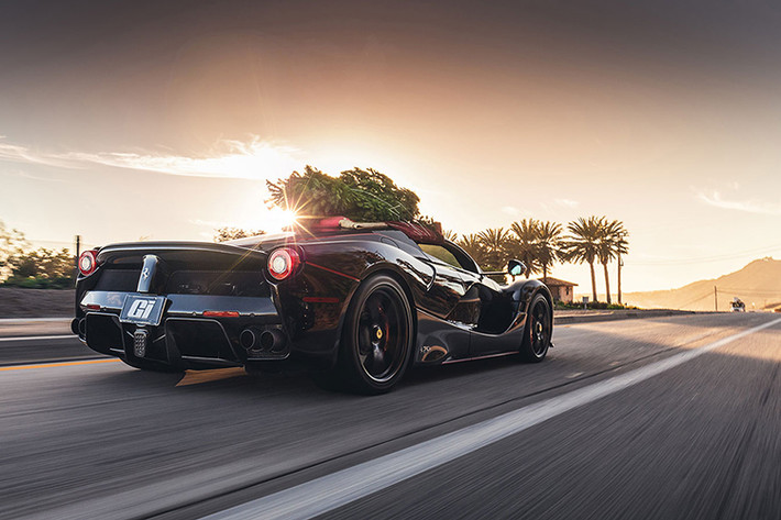 Bên ngoài, Ferrari LaFerrari Aperta sở hữu thiết kế gần như giống hệt phiên bản coupe, trừ phần mui đóng/mở tùy ý. Khi mua Ferrari LaFerrari Aperta, khách hàng có thể chọn mui cứng bằng sợi carbon hoặc mui nỉ.