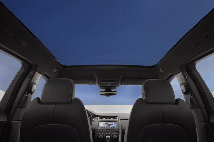Mẫu E-Pace tiêu chuẩn và phiên bản E-Pace R-Dynamic có 3 tùy chọn động cơ, bao gồm động cơ diesel 2,0 lít D150 công suất 110 kW/380 Nm, động cơ diesel 2,0 lít D180 công suất 132 kW/430 Nm (giá từ 50.150 USD) hoặc động cơ xăng 2,0 lít P250 công suất 183 kW/365 Nm (giá từ 50.150 USD).