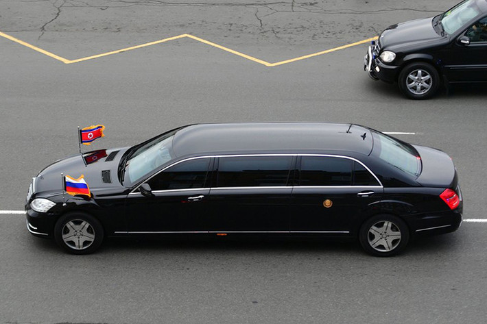 Chiếc siêu xe hạng sang chống đạn này được phát triển trên nền chiếc Mercedes-Maybach S600. Bánh xe được trang bị lốp run-flat (RFT) có khả năng giúp xe chạy bình thường ở tốc độ 80-100 km/h trong trường hợp lốp xe không còn không khí.