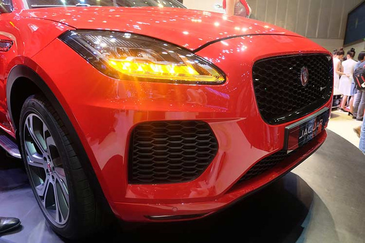 Ở phía trước, chiếc xe có lưới tản nhiệt rộng ngang và thẳng đứng đặc trưng Jaguar, nhưng lại sở hữu cụm đèn pha LED kéo về phía sau và cản trước "ngầu" như xe thể thao F-Type. Sự năng động và thể thao của E-Pace còn được thể hiện ở vòm mui cong dạng coupe, các hốc bánh lớn cùng cửa kính bên vuốt về phía sau.