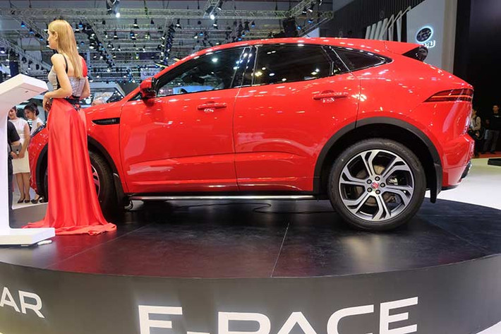 Không chỉ đơn giản là bản thu nhỏ của F-Pace, E-Pace đã được Jaguar thiết kế hướng tới sự thể thao, năng động khi các khách hàng thuộc phân khúc C thường là những người trẻ tuổi, ưa sự năng động. Đáng chú ý, hệ thống treo của xe sử dụng phiên bản cải tiến của Jaguar XF.
