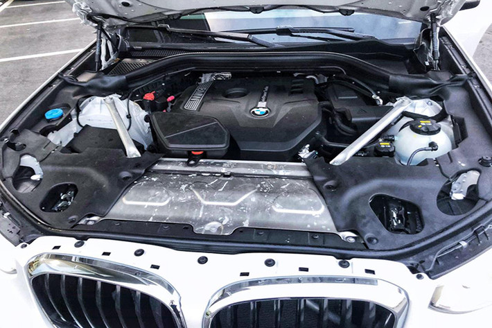 Tương tự ở động cơ diesel, mạnh nhất chính là phiên bản X4 M40d với động cơ tăng áp 3.0L công suất 326 mã lực, mô men xoắn cực đại 680 Nm, tăng tốc từ 0-100 km/h mất 4,9 giây, vận tốc cao nhất 250 km/h nhưng mức tiêu hao nhiên liệu trung bình chỉ 6,6L trên 100 km.