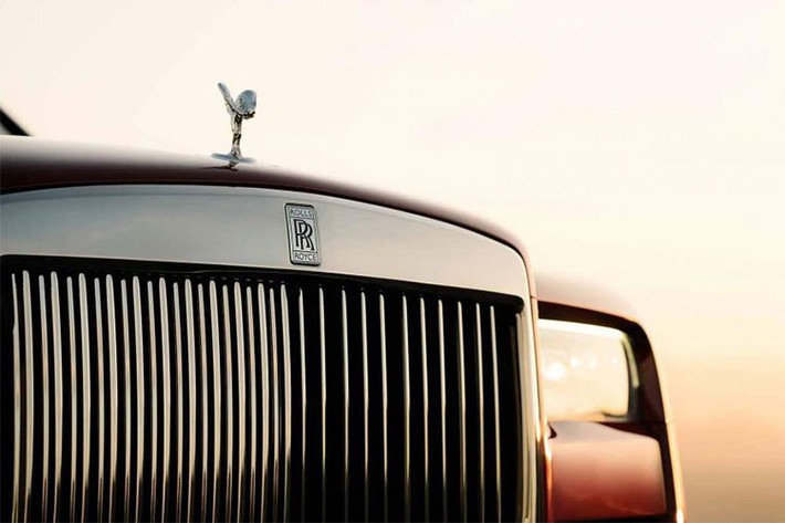 Rolls-Royce Cullinan được trang bị cụm đèn pha hình chữ nhật không hầm hố như loại trên Phantom 2018, nhưng được thiết kế theo phong cách vuông vắn hơn. Bên trên đèn pha, phần gờ của nắp capô không được thiết kế mượt mà, nhiều đường cong như Rolls-Royce Phantom 2018.