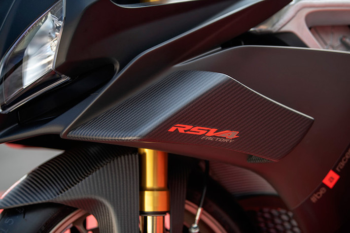 Hệ thống treo trên xe Aprilia RSV4 1100 Factory mới mang thương hiệu Ohlins, gồm cặp phuộc trước NIX hành trình ngược 43 mm ở trước và giảm xóc lò xo trụ đơn TTX phía sau; cả hệ thống treo trước lẫn sau của xe đều có nhiều chế độ tuỳ chỉnh, đi kèm là giảm chấn tay lái.