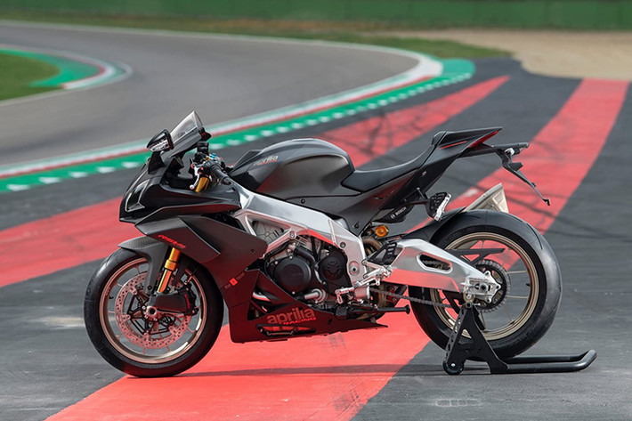 Tương tự như Ducati Panigale V4R và BMW HP4 Race, Aprilia RSV4 1100 Factory là phiên bản đua mạnh mẽ, được phát triển nhằm tham gia giải WSBK. Khác với phiên bản RSV4 tiêu chuẩn, chiếc RSV4 1100 Factory được trang bị thêm cánh gió ở hai bên yếm xe.
