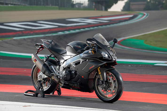 Thương hiệu xe máy đình đám của Ý, vừa chính thức ra mắt mẫu siêu môtô Aprilia RSV4 1100 Factory 2019 cho thị trường Malaysia, đi kèm là chế độ bảo hành 2 năm và không giới hạn số km.