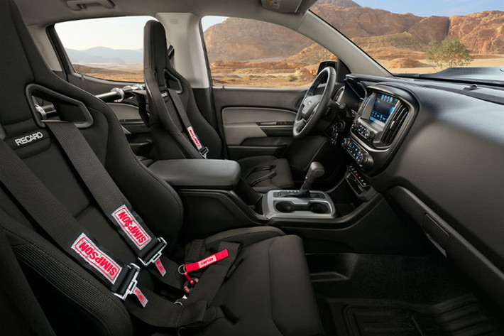 Theo đó, Chevrolet Silverado ZH2 sẽ được trang bị khung gầm hạng nặng và hệ thống treo linh hoạt giống Colorado ZR2. Nguồn cung cấp năng lượng cho Chevrolet Silverado ZH2 sẽ là hệ thống pin nhiên liệu thế hệ tiếp theo với hỗ trợ của 3 bình nhiên liệu hyđrô với áp suất 700 barơ.