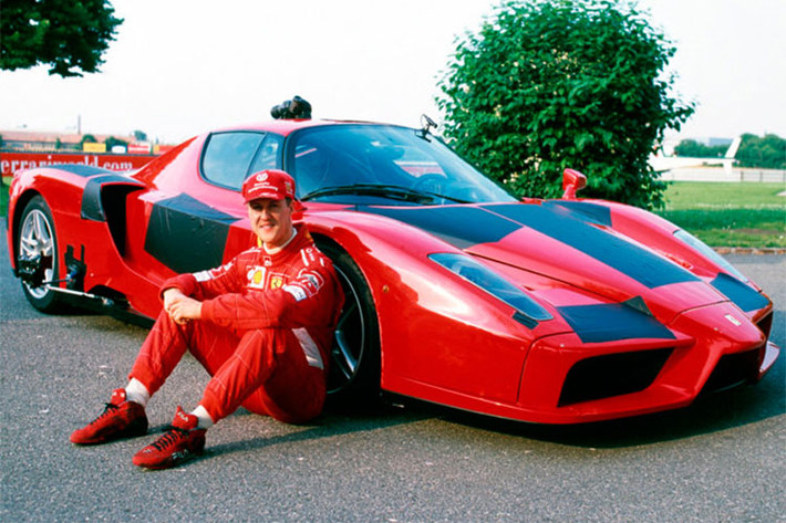 Trước khi LaFerrari ra đời, siêu xe Ferrari Enzo luôn khiến cho các tay chơi cùng các nhà sưu tập xe trên thế giới thèm khát được một lần sở hữu. Trong số đó phải kể đến cựu tay đua Công thức 1 "huyền thoại" - Michael Schumacher, người từng bảy lần giành chức vô địch thế giới.