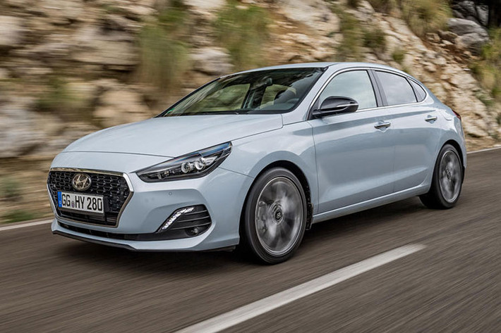 Kể từ khi ra mắt cách đây gần 1 năm, dòng xe hạng C Hyundai i30 đã nhận được nhiều phản ứng tích cực tại châu Âu. Chính vì vậy, các biến thể của i30 đã liên tục được Hyundai tạo ra. Sau phiên bản hatchback 5 cửa và wagon Tourer chiếc coupe 5 cửa Hyundai i30 Fastback 2018 vừa được Hyundai bổ sung thêm cho thị trường Châu Âu.