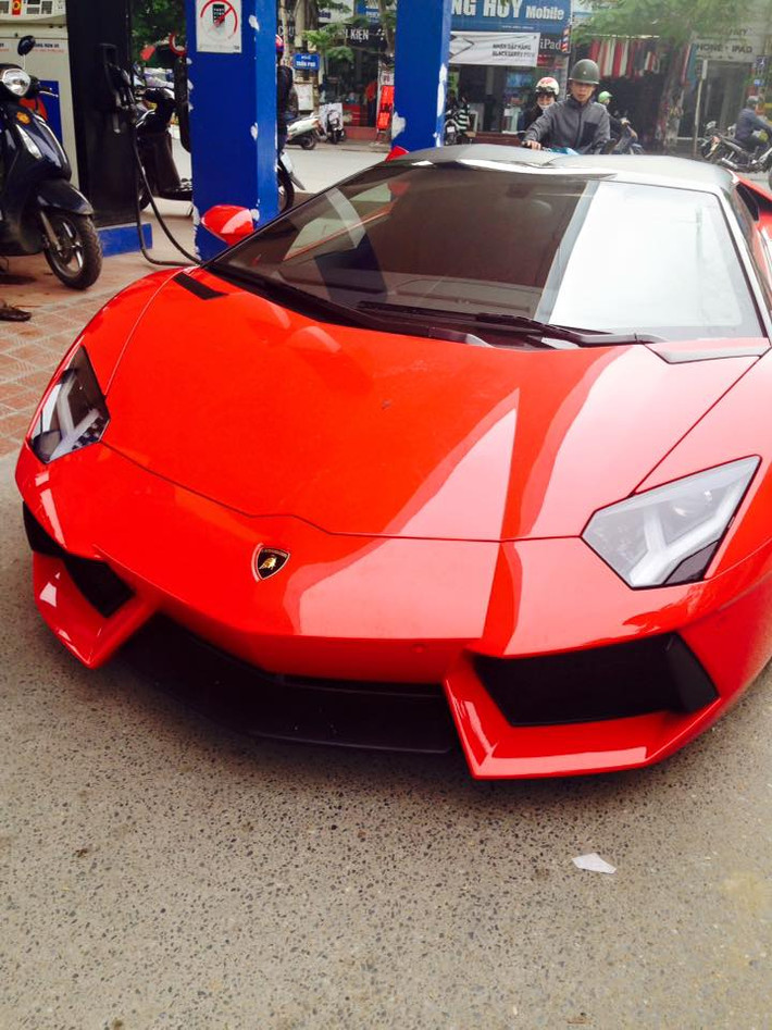 Lần đầu tiên ra mắt vào tháng 11/2012, Lamborghini Aventador LP700-4 Roadster vẫn giữ nguyên thiết kế liền mạch giống như bản coupe. Tuy nhiên, thay cho nóc xe liền thân là kết cấu mui xếp hai mảnh kéo dài từ kính chắn gió trước đến khoang động cơ phía sau