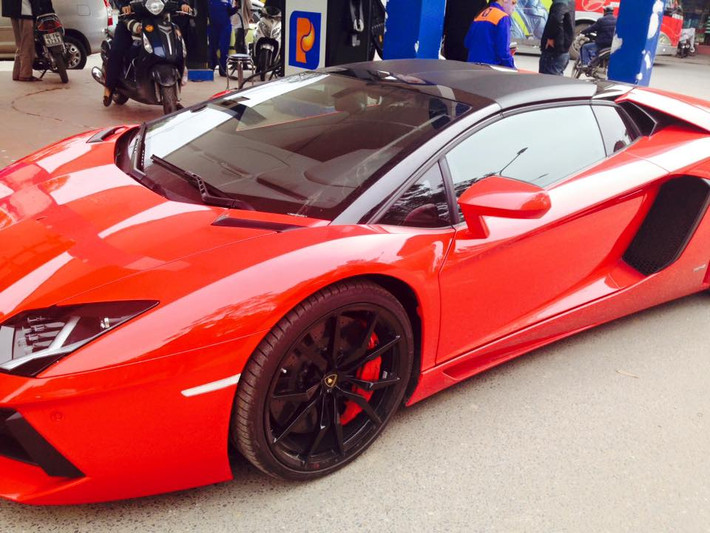 Theo thông số của Lamborghini, siêu xe Aventador Roadster có bình xăng 90 lít. Như vậy, nếu đổ đầy bình xăng cho siêu xe Lamborghini Aventador Roadster tại Việt Nam, người lái sẽ cần chi số tiền khoảng 1,4 triệu Đồng.
