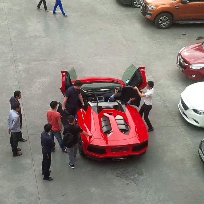 Với tần xuất "lăn bánh" cực ít, mỗi lần Lamborghini Aventador mui trần màu đỏ rực rỡ xuất hiẹn trên đường khiến ai cũng phải ngoái nhìn.
