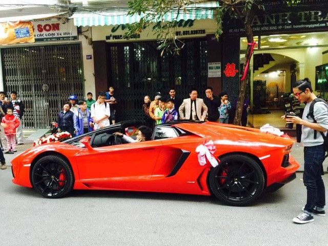 Mui xếp hai bánh tháo lắp tùy ý của Lamborghini Aventador LP700-4 Roadster được làm bằng sợi carbon với trọng lượng tổng chỉ 12 kg. Đặc biệt, mui xe của Lamborghini Aventador Roadster phải tháo lắp bằng tay.