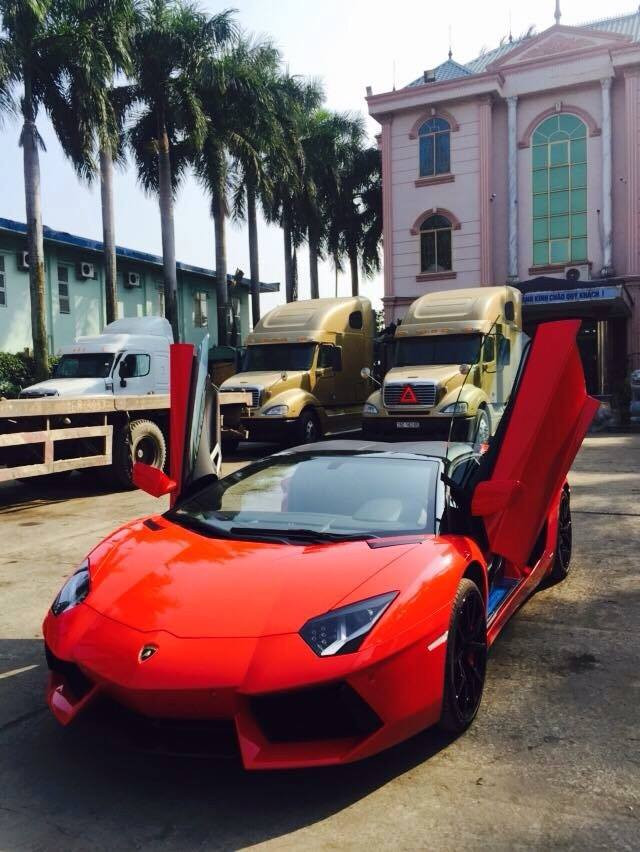 Được biết, đây là chiếc siêu xe Lamborghini Aventador thứ 4 tại Việt Nam và chiếc mui trần đầu tiên. Cả 3 chiếc còn lại đều thuộc phiên bản coupe.