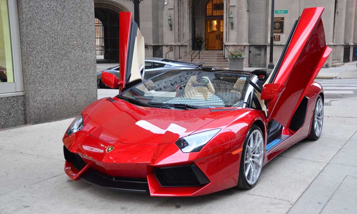 Cho tới nay, đây là siêu xe Lamborghini Aventador Roadster duy nhất tại Việt Nam. Siêu xe này "nhập tịch" từ tháng 10/2015. Theo một số nguồn tin cho biết, chiếc siêu xe của hãng xe đình đám nước Ý hiện đang nằm tại Hà Nội.