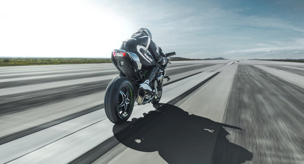 Con quái vậy này có thể đạt 357 km/h khi người lái cố đẩy nó đến giới hạn tột cùng tại đoạn thẳng trước khi về đích.