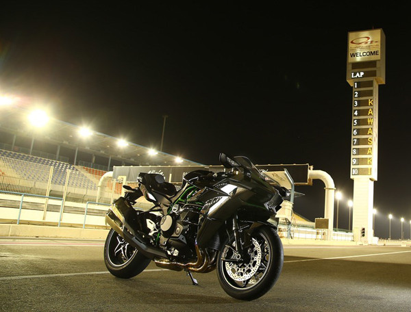 Kawasaki Ninja H2R là vị vua mới của làng mô tô thế giới với tốc độ tối đa được công bố là 354 km/h và xe là nguyên bản, không được độ thêm bất cứ thứ gì!