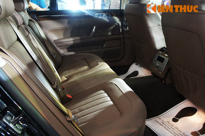 Ghế ngồi bọc da Alcantara cao cấp. Cả hàng ghế trước và ghế sau đều được ngăn đôi, mỗi chiếc ghế đều có hệ thống sưởi riêng và hàng ghế sau có thể điều khiển tới 18 vị trí khác nhau cũng là điểm cộng tích cực cho mẫu xe này.