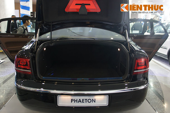 Là dòng sedan cỡ lớn, Phaeton có kích thước dài hơn 5 mét, tạo nên không gian rất rộng ở băng ghế sau và một ngăn hành lý cỡ lớn khá ấn tượng.