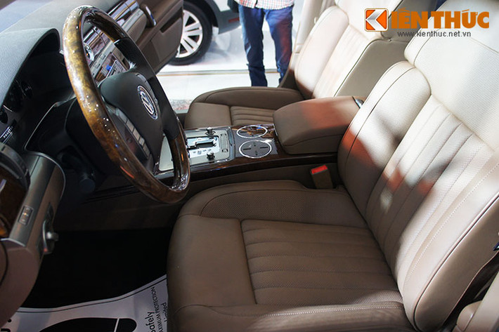 Phaeton được trang bị điều hòa 4 vùng độc lập, ghế lái chỉnh 18 hướng, trong đó khách hàng có thể chọn loại ghế có chức năng massage. Màn hình cảm ứng 8 inch với ổ cứng dung lượng 30 GB, cổng chờ Media-In có thể kết nối với iPod và Mp3.