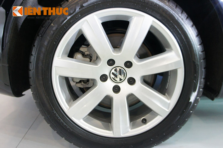 Ở phần đuôi, phần ống xả của xe được giấu khá kín phía dưới đuôi xe, nếu muốn quan sát phải cúi xuống ngó gầm xe mới nhìn thấy được. Xe sở hữu bộ mâm hợp kim 6 chấu, hệ dẫn động 4 bánh toàn thời gian và treo khí nén tự điều chỉnh để phù hợp với điều kiện mặt đường.