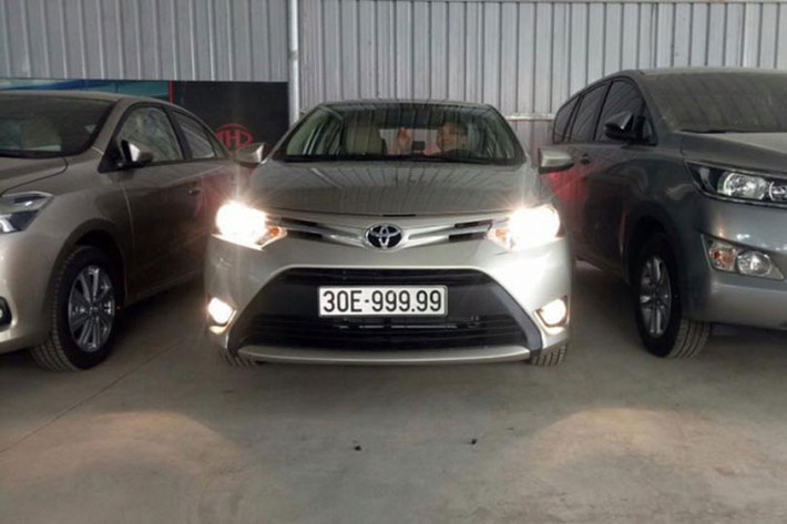 Thông thường, những biển số đẹp như vậy thường đi cùng với các mẫu xe sang, siêu sang, siêu xe đắt tiền. Tuy nhiên với một chiếc xe giá rẻ Toyota Vios tại Hà Nội đã bất ngờ bốc trúng biển ngũ quý 9: 30E-999.99 khiến nhiều người bất ngờ và được cộng đồng mạng xã hội quan tâm.