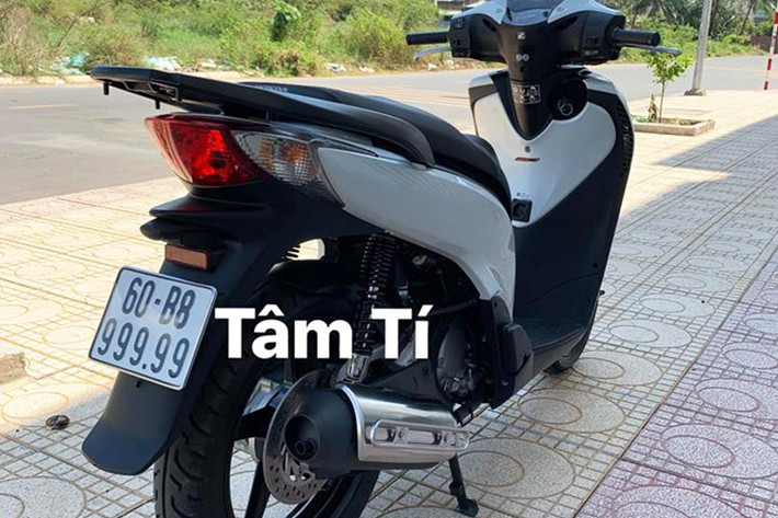 Theo chủ nhân của chiếc xe ga Honda SH biển ngũ quý 9 này cho hay; "đã có người từng trả chiếc xe giá 1 tỷ đồng nhưng phải thêm 200 triệu cho tròn 1,2 tỷ đồng mới bán". Đây không biết có phải là câu nói thật hay vui đùa của chủ nhân chiếc xe máy này, nhưng nếu nó có mức giá trên 1 tỷ đồng thì có thể sánh ngang với chiếc ôtô Toyota Camry mới.