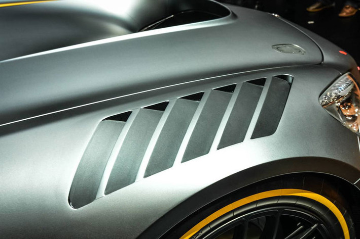 Mercedes-AMG GT3 sở hữu thân xe rộng cùng các cửa hút gió mang cá lớn. Bên cạnh đó, hệ thống treo cũng được cân chỉnh lại.