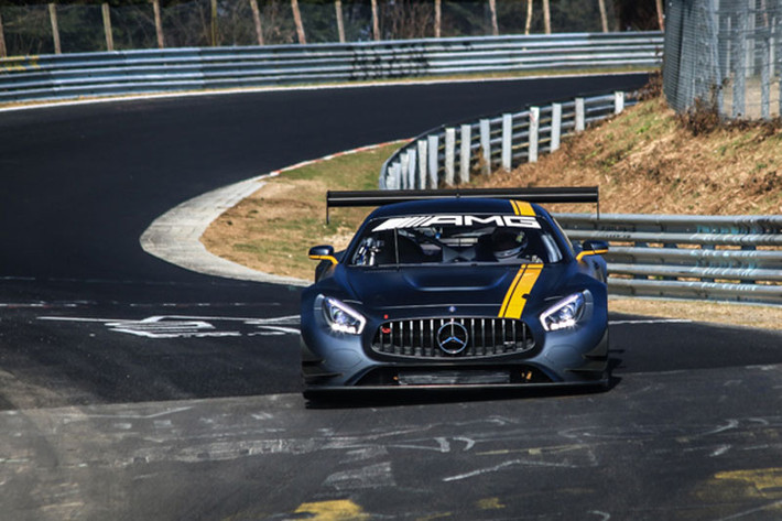Mercedes-AMG GT3 không được trang bị động cơ V8 4.0L twin-turbo của phiên bản thương mại. Mà thay vào đó, “Mẹc” đã trưng dụng lại động cơ V8 6.2L mà đàn anh Mercedes-Benz SLS AMG GT3 từng sử hữu.
