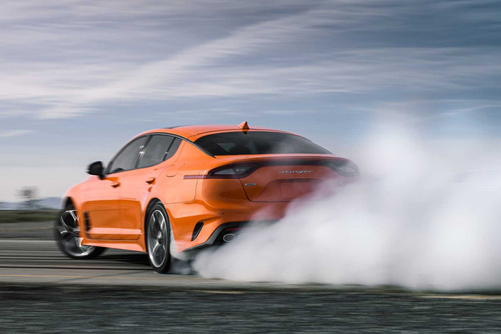Tại thị trường Mỹ, giá xe Kia Stinger GTS bán ra từ 44.000 USD (khoảng 1,01 tỷ đồng) cho phiên bản cầu sau (RWD) và 46.500 USD ( khoảng 1,076 tỷ đồng) cho phiên bản dẫn động bốn bánh (D-AWD).