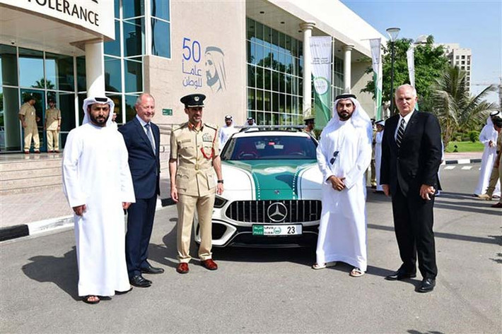 Cảnh sát Dubai đã nổi tiếng từ lâu với đội tuần tra gồm những chiếc siêu xe nhanh, mạnh và đắt tiền nhất thế giới. Hàng năm, đội xe này luôn được nâng cấp và thêm vào một số mẫu xe và Mercedes-AMG GT 63 S 4Matic+ mới là cái tên được bổ dung vào đội xe cảnh sát đắt tiền này.