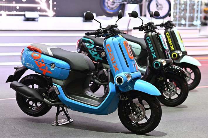Trình làng tại triển lãm xe Bangkok, Thái Lan xe được phân phối với 3 phiên bản khác nhau. Giá xe Yamaha QBIX 2019 tiêu chuẩn là 54.000 baht (39,5 triệu đồng), QBIX S có giá 56.500 baht (41,3 triệu đồng), QBIX ABS có giá niêm yết 60.400 baht (44,2 triệu đồng).