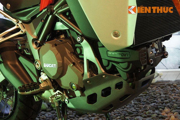 Ducati Multistrada 1200 Enduro được trang bị động cơ là loại V-Twin với hệ thống điều khiển thời gian đóng mở van biến thiên Desmodromic, dung tích 1198,4 phân khối. Động cơ tạo ra công suất tối đa 160 mã lực tại vòng tua 9.500 vòng/phút và mô-men xoắn cực đại 150 Nm.