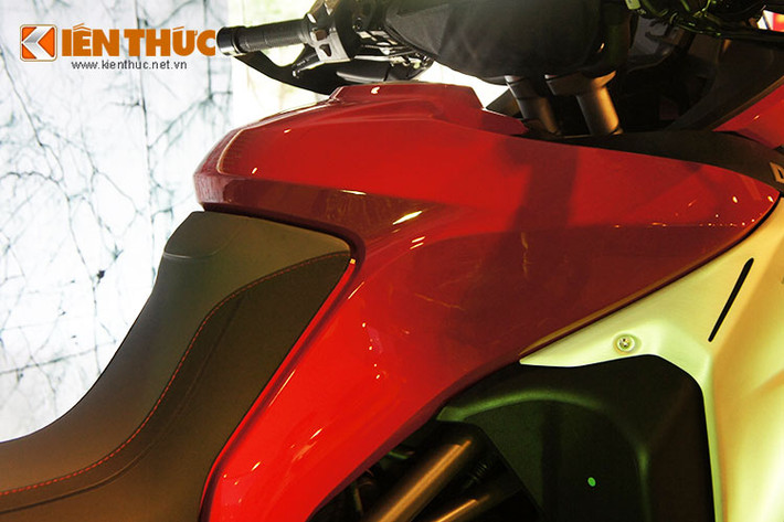 Ngoài ra, đây cũng là lần đầu tiên hãng xe môtô Ducati giới thiệu về công nghệ Vehicle Hold Control (VHC) giúp hỗ trợ cho việc di chuyển trên những đoạn đường dốc tốt hơn rất nhiều so với những mẫu xe cùng phân khúc.