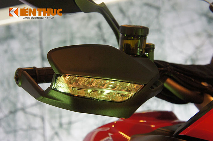 Nhờ vào bộ vành nan bánh trước 19’’ và bánh sau 17’’ kết hợp cùng hệ thống treo điện tử bán chủ động Sachs (cả trước và sau) đi kèm bình xăng dung tích lên đến 30 lít càng khiến cho Multistrada 1200 Enduro trở nên bền bỉ và dẻo dai hơn bao giờ hết.