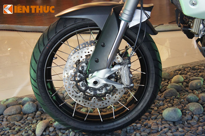 Multistrada 1200 Enduro đi kèm tay lái nâng cao, kính chắn gió thùy chỉnh độ cao, yên hẹp hơn và bàn đặt chân làm bằng thép đi kèm vỏ cao su tháo lắp tùy ý. Đặc biẹt là bộ chân số gãy thế hệ mới giúp cho xe ngay cả khi đổ vẫn an toàn.