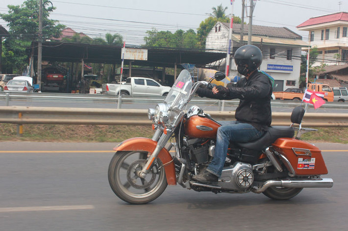 Trên đường cao tốc Thái Lan, các bikers có thể được chạy môtô với vận tốc cao. Sau thoả thuận đường bộ được ký kết giữa hai nước vào năm 2004, các xe tay lái nghịch hoặc tay lái thuận đạt tiêu chuẩn chung của Việt Nam và Thái Lan sẽ được phép nhập cảnh và di chuyển trên những cung đường của hai bên.
