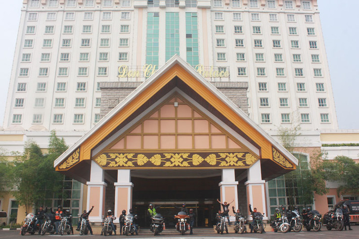 Sau khi qua cửa khẩu Cầu treo va có mặt ở Lào, những chiến binh Harley của H.O.G. Saigon nghỉ lại tại thủ đô Vientiane, Lào một đêm sau đó có chuyến hành trình sang đất nước Thái Lan.