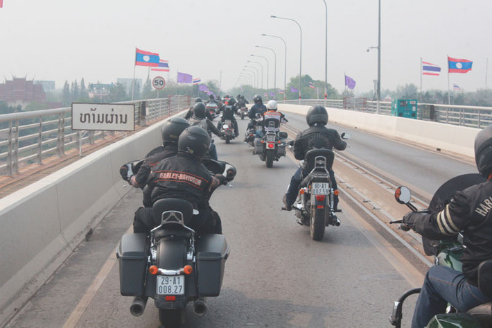 Sau khi làm thủ tục xuất khẩu sang Thái Lan từ cửa khẩu Nongkhai nước bạn Lào, đoàn di chuyển di chuyển qua các tỉnh NongKhai - Udonthani với hành trình gần 500 km.