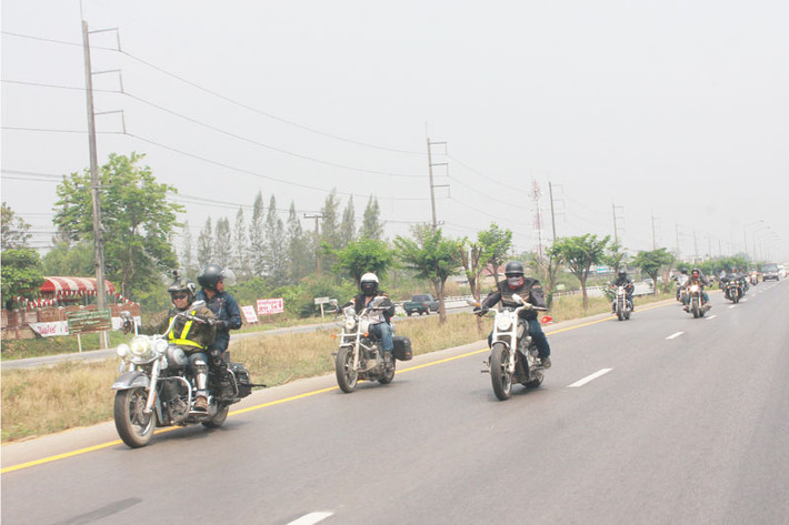 Những chiến mã Harley-Davidson mạnh mẽ với hành trình gần 500km trong ngày khi di chuyển từ Lào đến với Ratchshima, Thái Lan. Tại Thái Lan thời điểm này đang là mùa khô, nhiệt độ có những lúc lên đến hơn 40 độ C nhưng cũng không hề làm nản lòng các bikers.