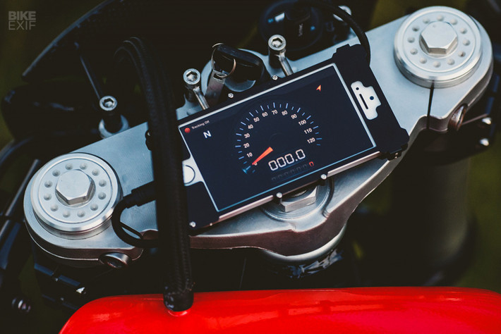 hảng ba và bộ Upside Down trước của xe được thừa kế từ mẫu Honda CBR rút ngắn lại, thay cho đồng hồ cơ bản là một điện thoại IPhone 5, hiển thị đầy đủ chức năng không thua kém gì một đồng hồ điện tử cao cấp.