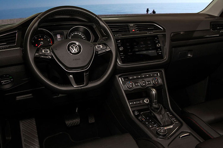 Bên trong nội thất, Tiguan Allspace nổi bật với màn hình kỹ thuật số hiển thị thông tin cho người lái thay cho đồng hồ truyền thống, màn hình cảm ứng có hệ thống Car-Net và MirrorLink tích hợp, hỗ trợ kết nối Apple CarPlay và Android Auto, âm thanh cao cấp Fender... cùng ghế lái chỉnh điện 8 hướng, có tích hợp sưởi.