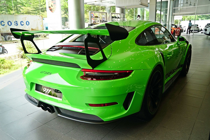 Điểm nhấn khác biệt so với 2 chiếc siêu xe Porsche 911 GT3 RS đời 2019 về nước trước đó mang màu sơn vàng Racing và xanh Miami. Chưa hết, chiếc đây còn là chiếc GT3 có nhiều tùy chọn đắt tiền nhất ở Việt Nam.