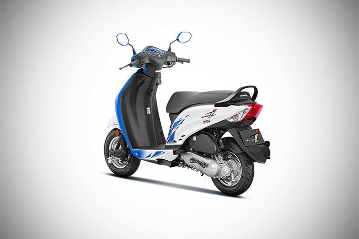 Trang bị trên mẫu xe ga Honda Activa-i 2018 sẽ bao gồm cặp phuộc ống lồng và giảm xóc đơn phía sau, cùng với đó là bộ vành đúc bằng thép có kích thước 10 inch và bình xăng của xe có dung tích 5,3 lít.