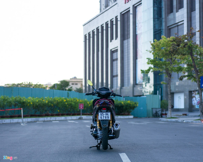 Bên cạnh đó, chủ xe còn trang bị ốp đầu của Yamaha NVX, toàn bộ dàn ốc titanium, kính chiếu hậu Rizoma... Tổng giá trị đồ chơi trên xe vào khoảng hơn 100 triệu.