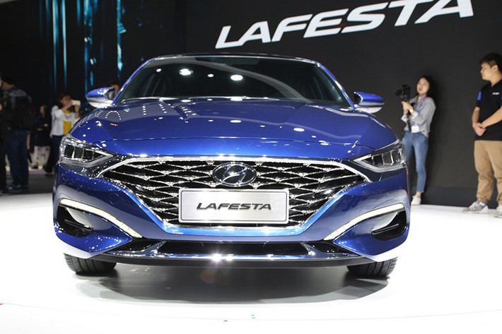 Đối với liên doanh Beijing-Hyundai, mẫu xe sedan Hyundai Lafesta lại được đánh giá như mẫu xe cỡ C thể thao hiệu suất cao, nhắm đến những khách hàng trẻ tuổi. Do đó, Hyundai chọn cái tên "Lafesta" vốn có nghĩa là "lễ hội" trong tiếng Ý để gọi mẫu sedan cỡ C mới của mình.