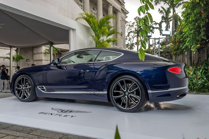 Bentley Continental GT 2018 có 3 tùy chọn dàn âm thanh, bao gồm 650 W 10 loa tiêu chuẩn, Bang & Olufsen BeoSonic 1.500 W 16 loa và Naim 2.200 W 18 loa. Ngoài ra còn có tùy chọn 17 màu sơn ngoại thất tiêu chuẩn, 15 loại thảm khác nhau, 8 loại gỗ ốp và 15 loại da. Ghế ngồi trong nội thất được bọc da và khâu hình quả trám có thể chỉnh điện 20 hướng, có tính năng làm mát, sưởi ấm và mát-xa...