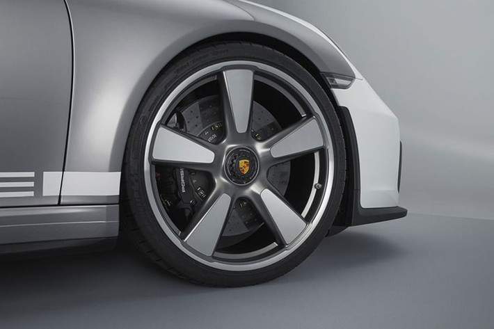 Thân xe bề thế lấy cảm hứng từ mẫu xe 911 Carrera 4 Cabriolet nhưng các vòm bánh xe, nắp ca-pô trước và vỏ thân sau của phiên bản ý tưởng được làm từ sợi cac-bon tổng hợp siêu nhẹ. Mẫu xe được sơn hai màu truyền thống là Bạc GT và Trắng tương tự như trên những mẫu xe đua đầu tiên của hãng Porsche.